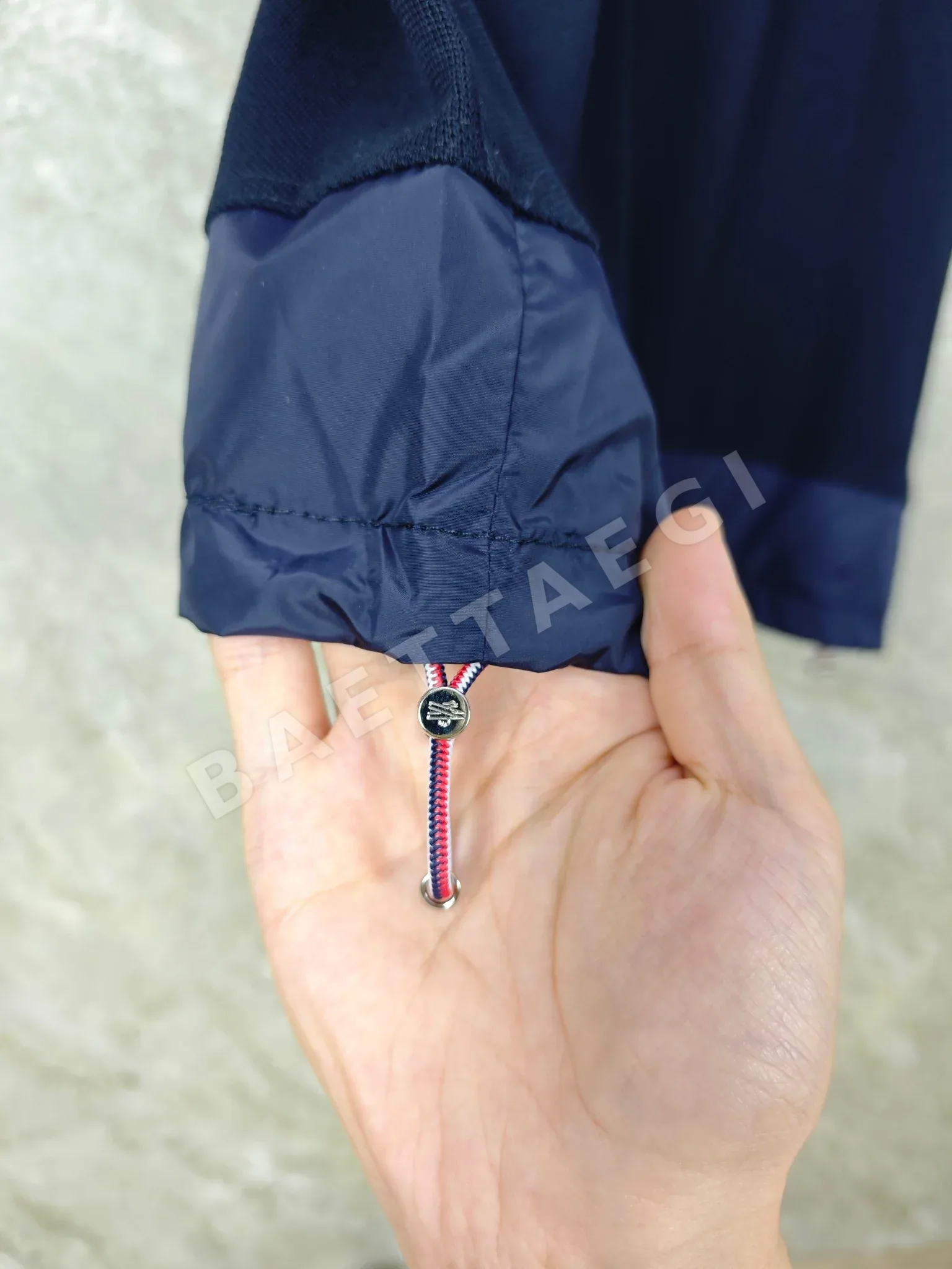 몽클레르 로고 패치 반팔 티셔츠 상세 이미지 7