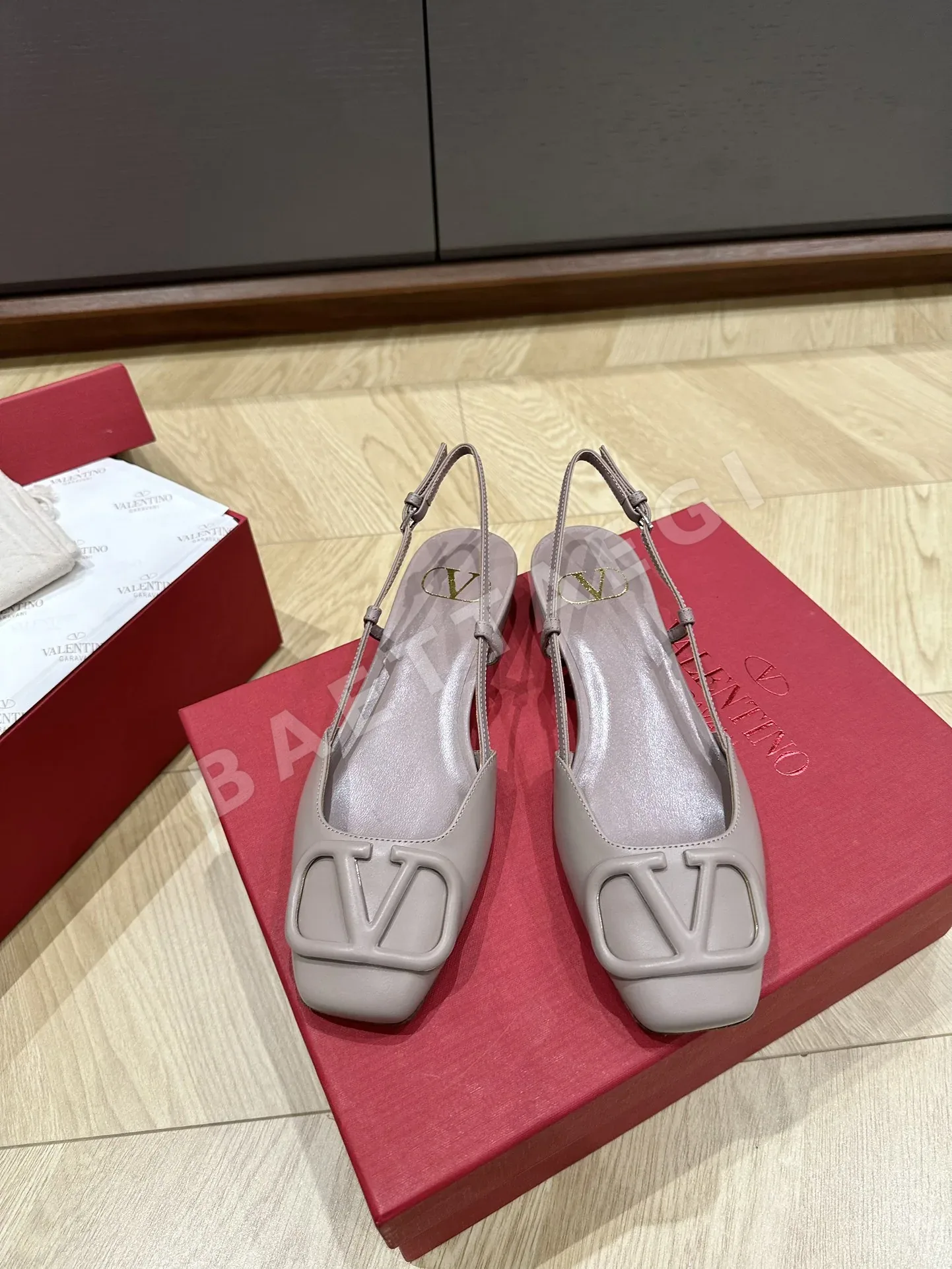 발렌티노 클래식 V-벅 펌프스 24619