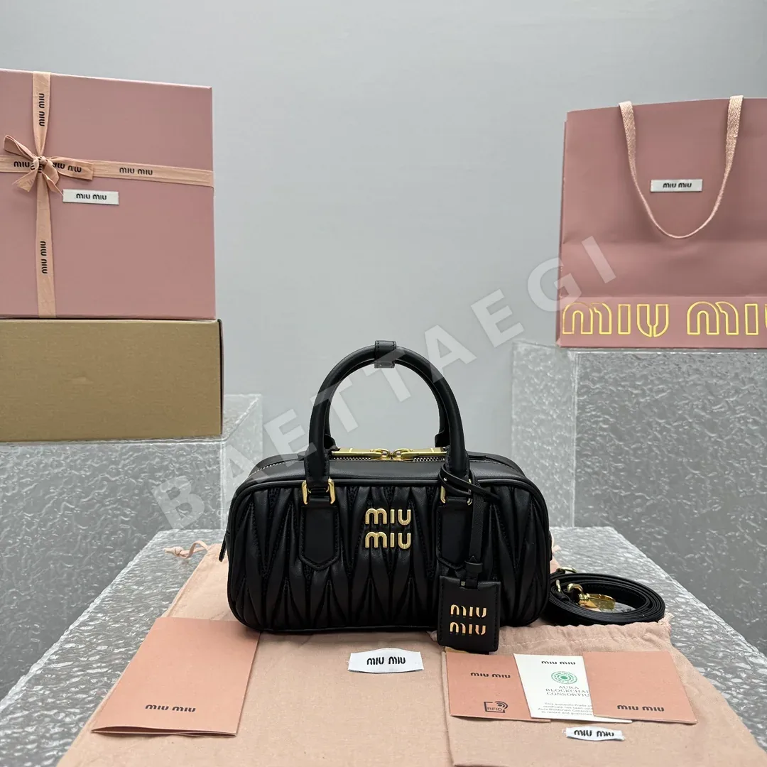 미우미우 램스킨 텍스처드 볼링백 68476
