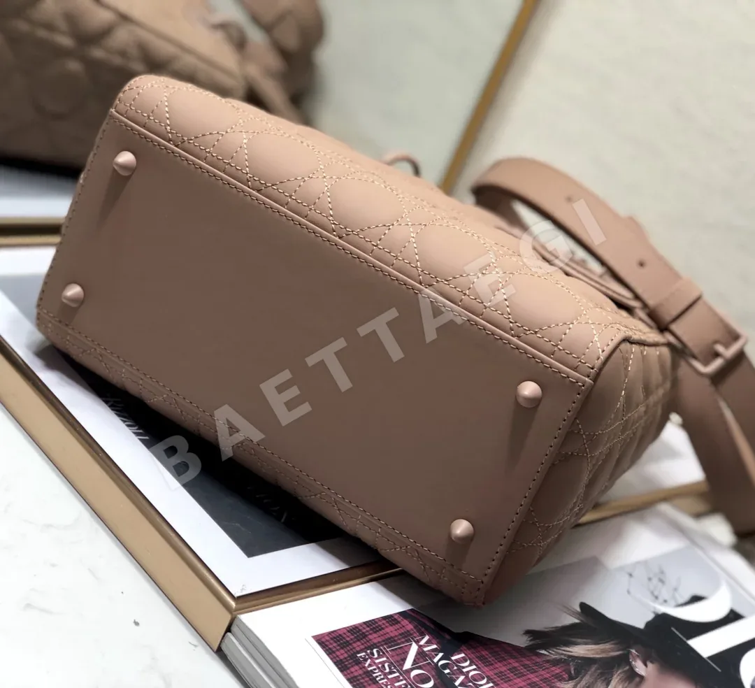 디올 레이디 매트 블랙 카프스킨 미디엄 가방 상세 이미지 7