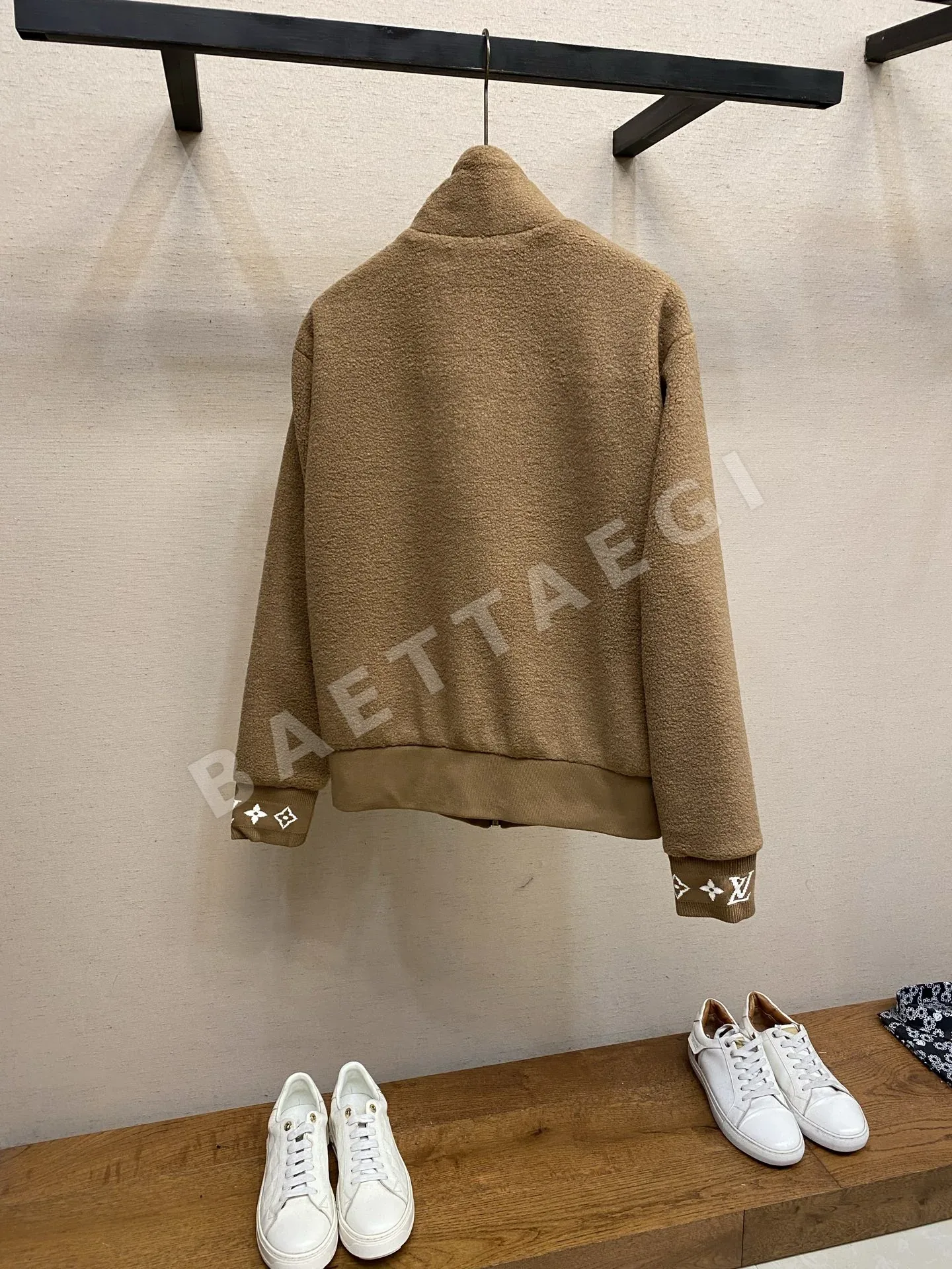루이비통 스탠드 카라 자카드 로고 플리스 자켓 상세 이미지 2