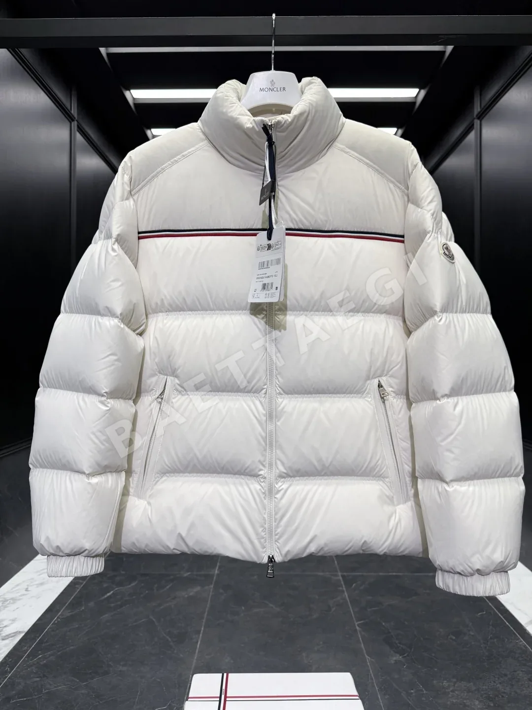 몽클레르 부바크(Moncler Bouvaque) 남성 숏 패딩 재킷 상세 이미지 4