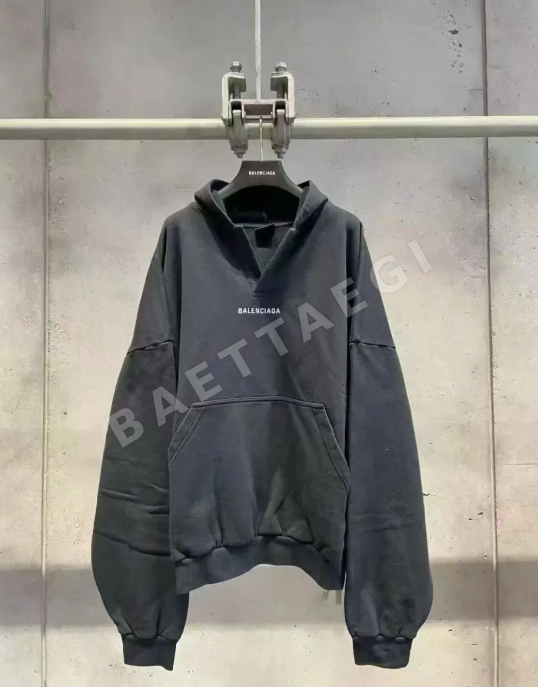 발렌시아가 자수 로고 후드티 상세 이미지 3