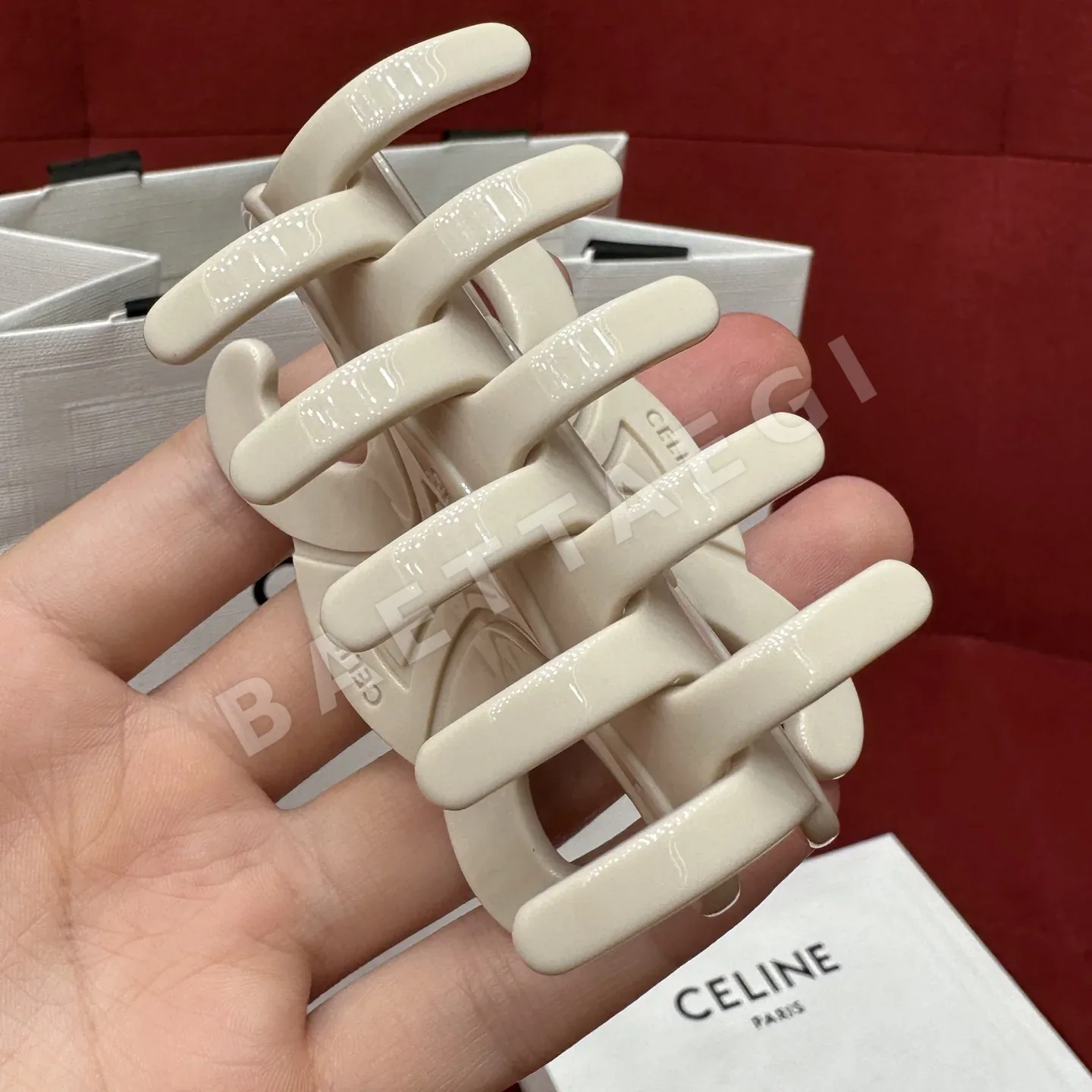 셀린느 개선문 엠보 아세테이트 샤크 헤어클립 상세 이미지 3