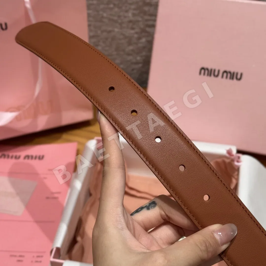 미우미우 카프스킨 메탈 로고 벨트 상세 이미지 8