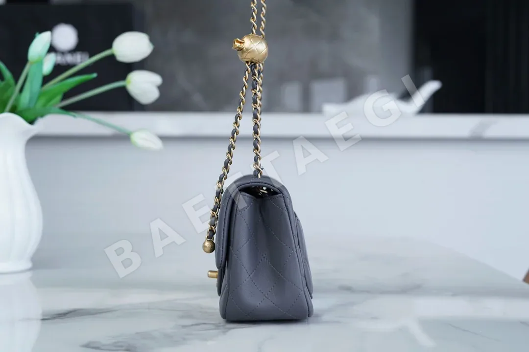샤넬 메탈 볼 스퀘어 가죽 가방 상세 이미지 4