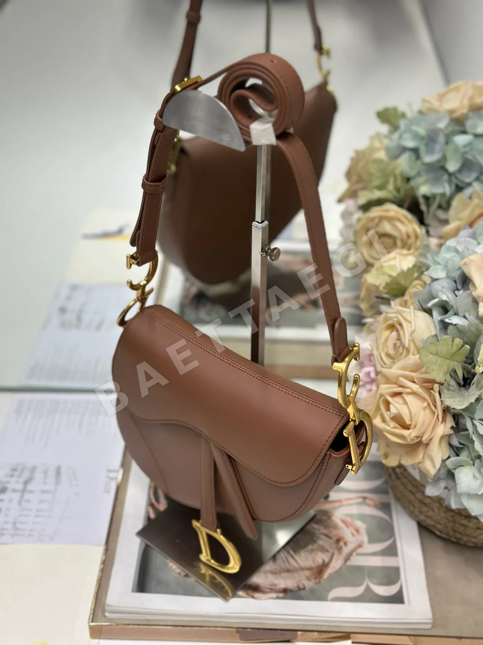 디올 소프트 새들백 가방 상세 이미지 3