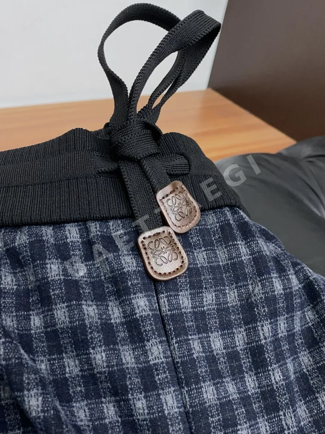 로에베 체크 소프트 원단 자수 남성 바지 상세 이미지 4