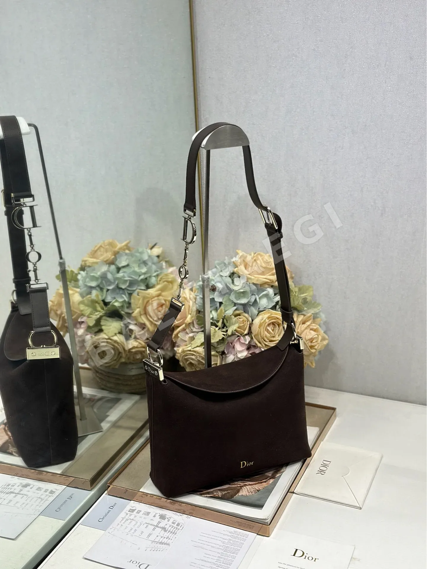 디올 스웨이드 스몰 호보 가방 상세 이미지 2