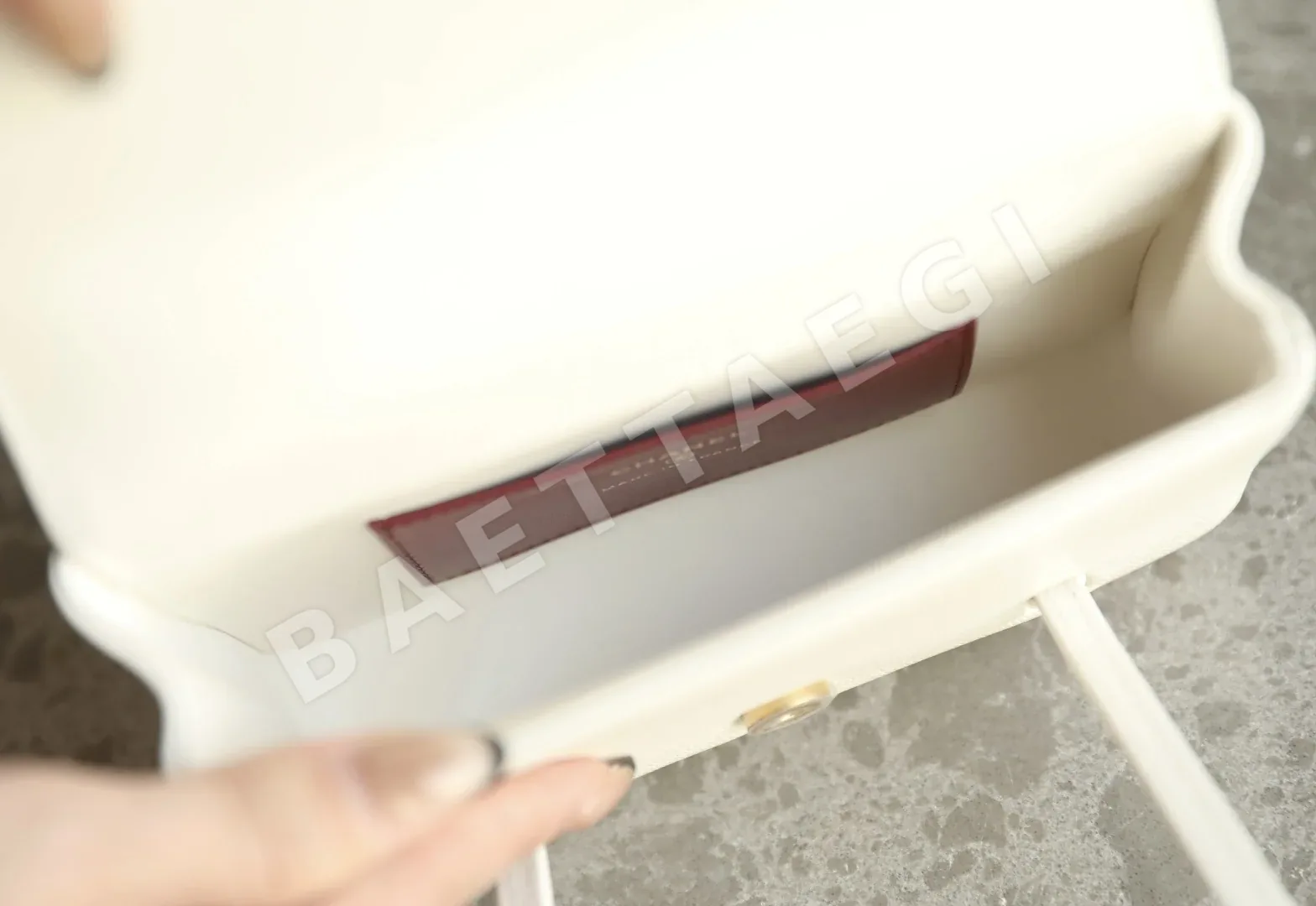 샤넬 화이트 레더 클러치 가방 상세 이미지 8