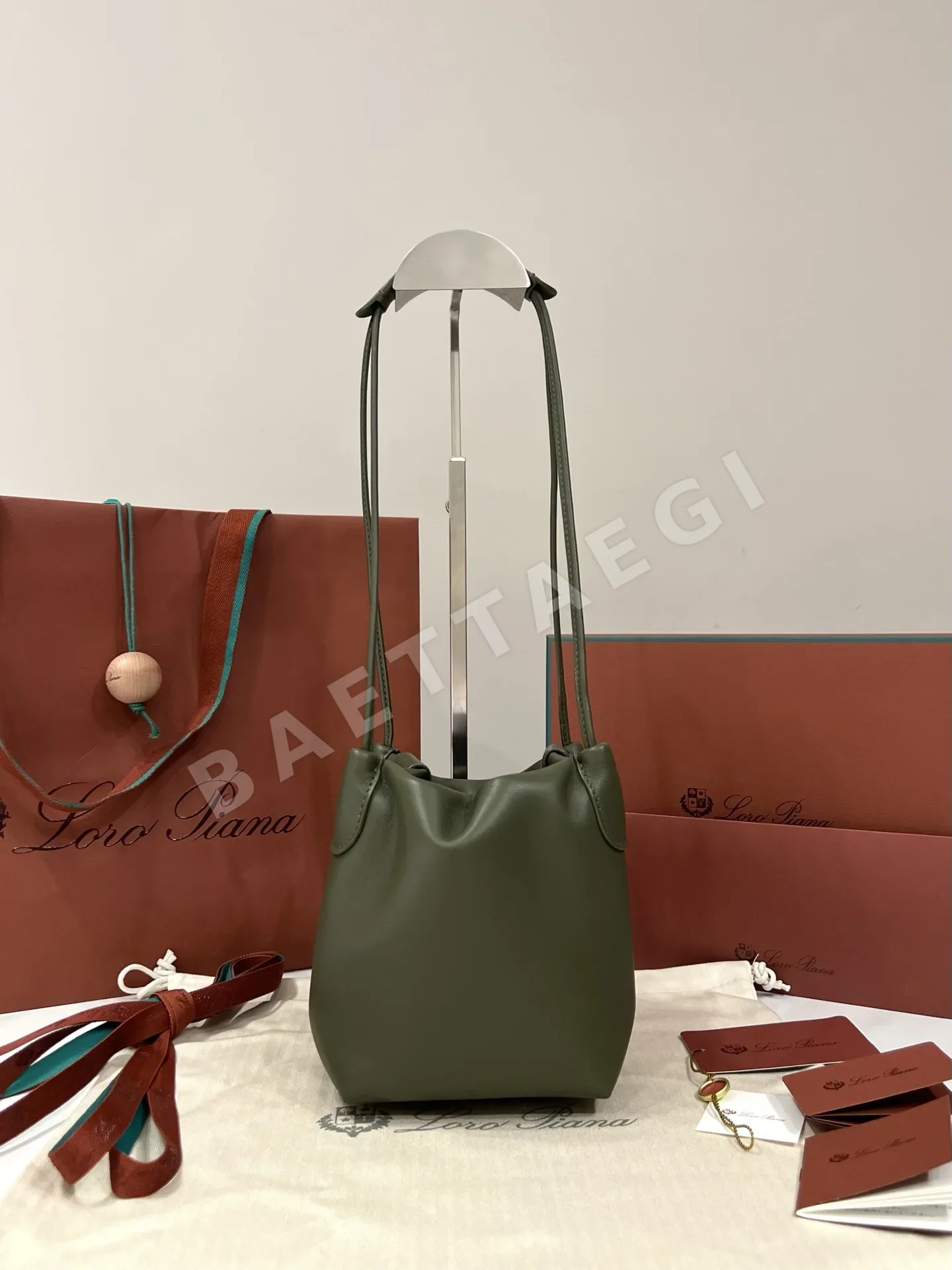 로로피아나 베일 소프티 스몰 버켓 가방 상세 이미지 2