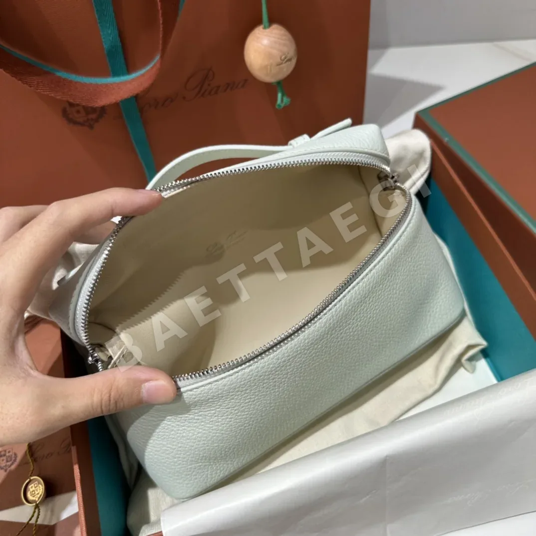 로로피아나 L19 라이트블루 숄더백 상세 이미지 7