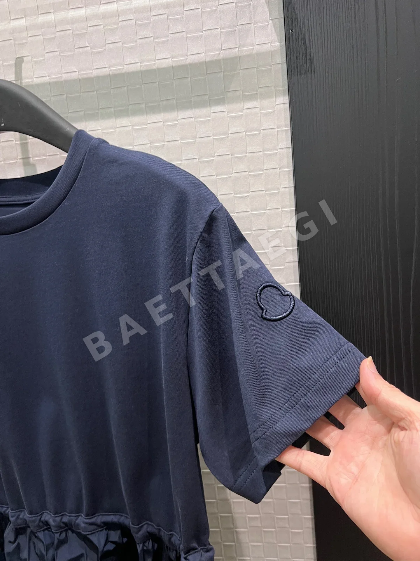 몽클레르 패치워크 드로스트링 허리 반소매 플리츠 원피스 상세 이미지 5