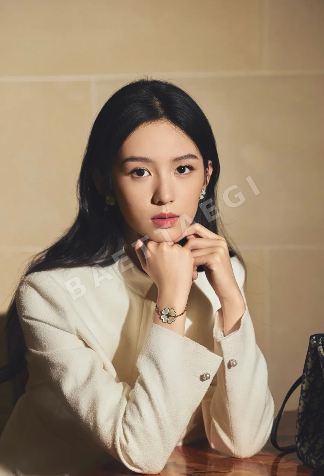 디올 머더오브펄 클로버 비대칭 진주 귀걸이 상세 이미지 2