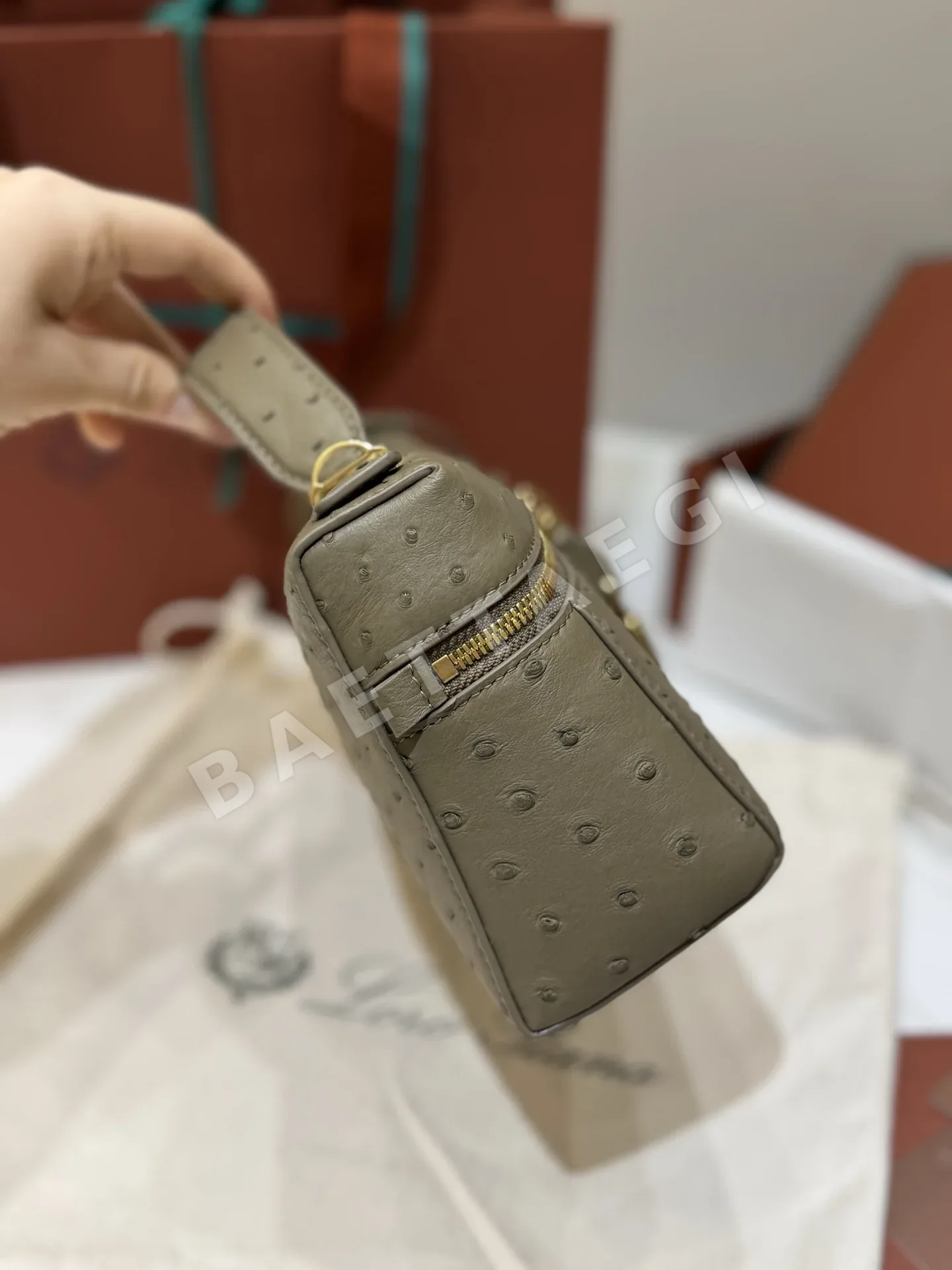 로로피아나 스트리치 가죽 더블 지퍼 숄더백 상세 이미지 4