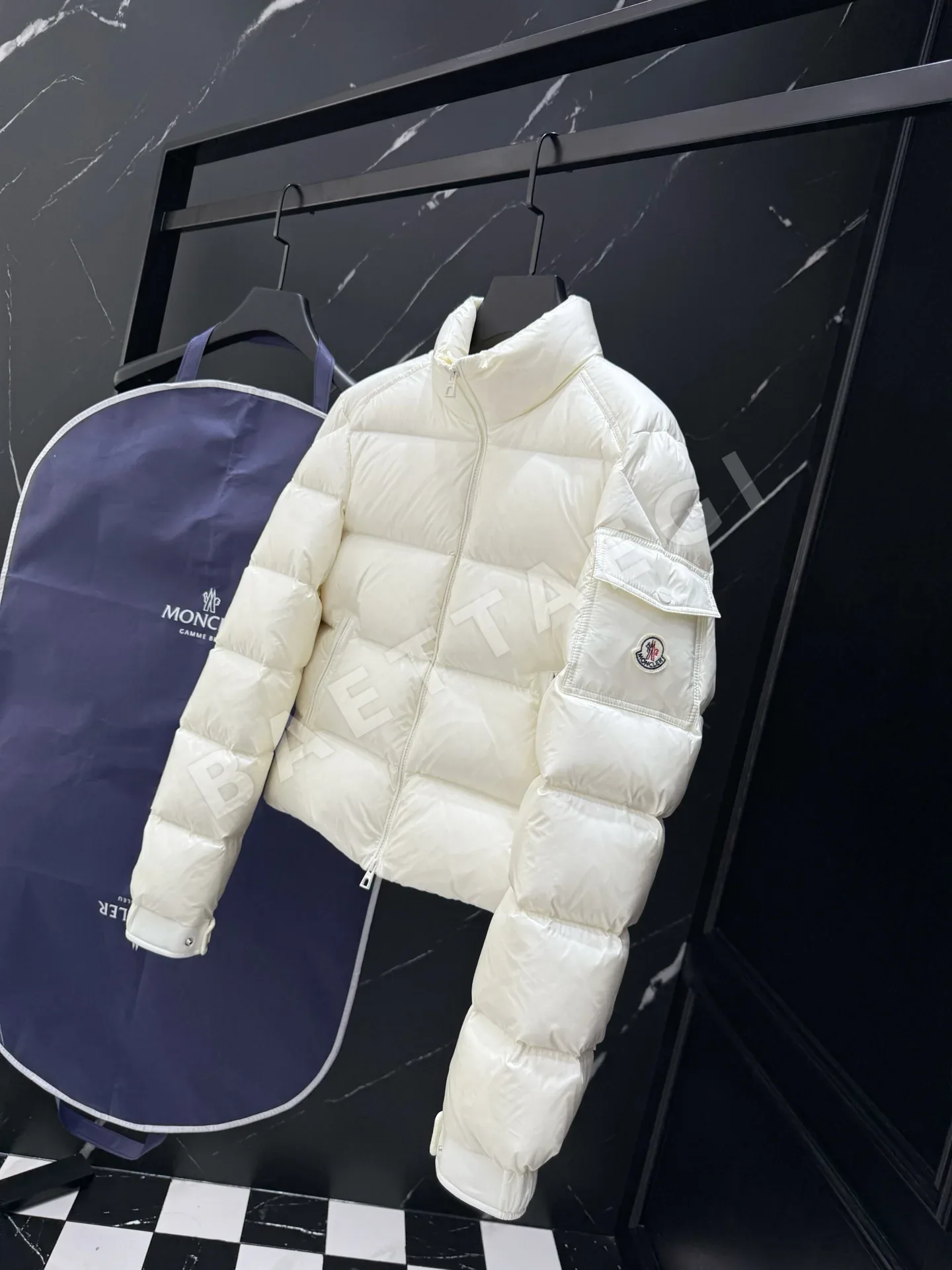 몽클레르 여성 화이트 덕 다운 패딩 상세 이미지 3