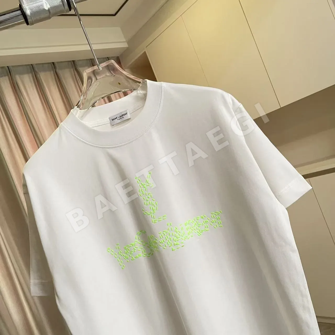생로랑 형광 로고 프린트 반팔 티셔츠 상세 이미지 3