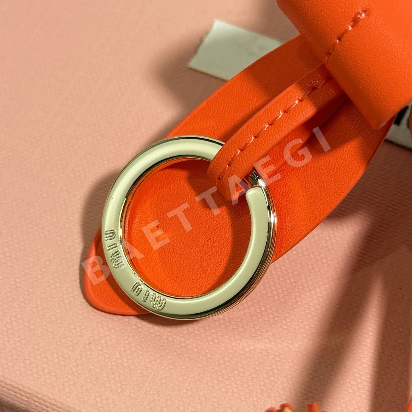 미우미우 가죽 스웨이드 폼폼 키링 상세 이미지 8