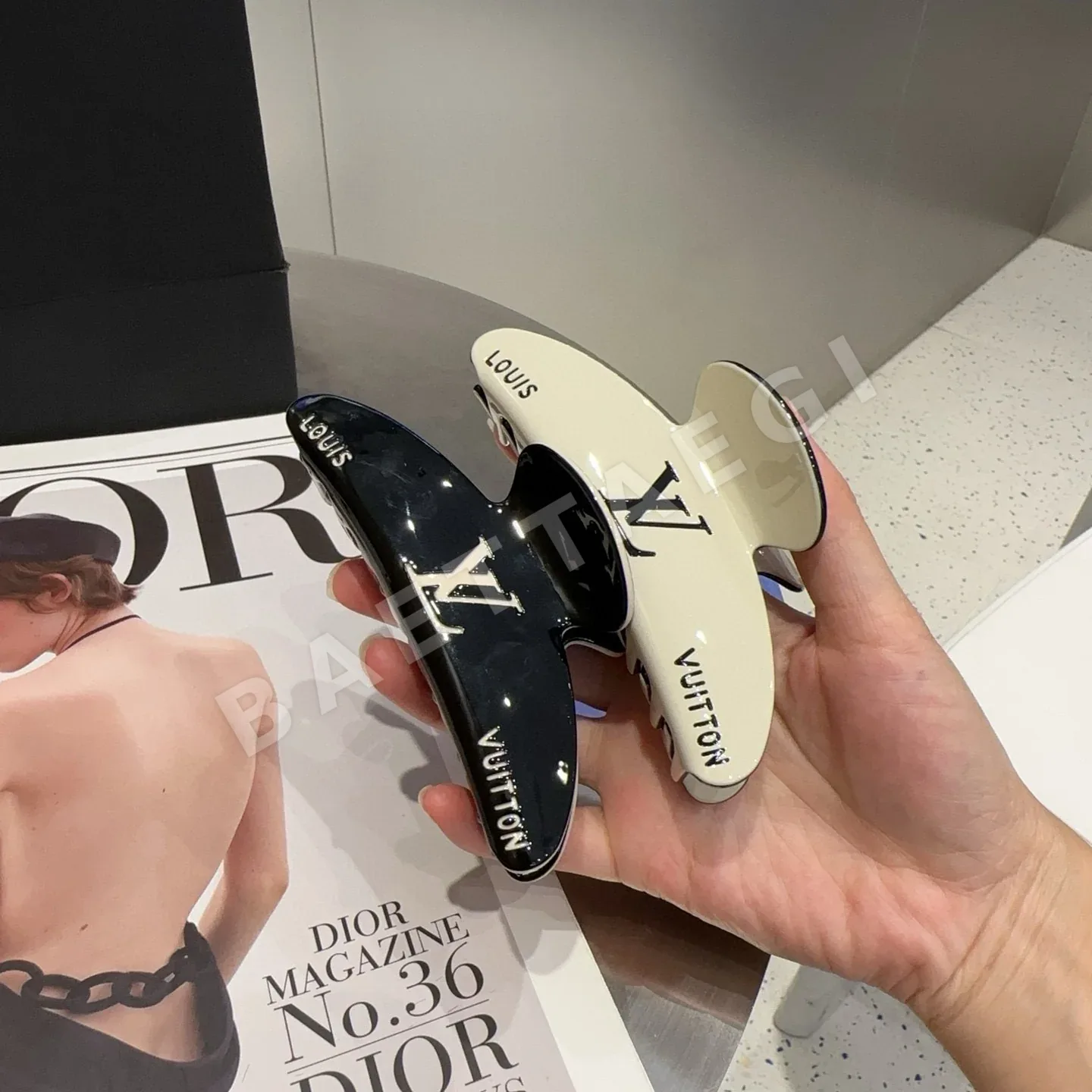 루이비통 LV 로고 클로클립 헤어악세 상세 이미지 8