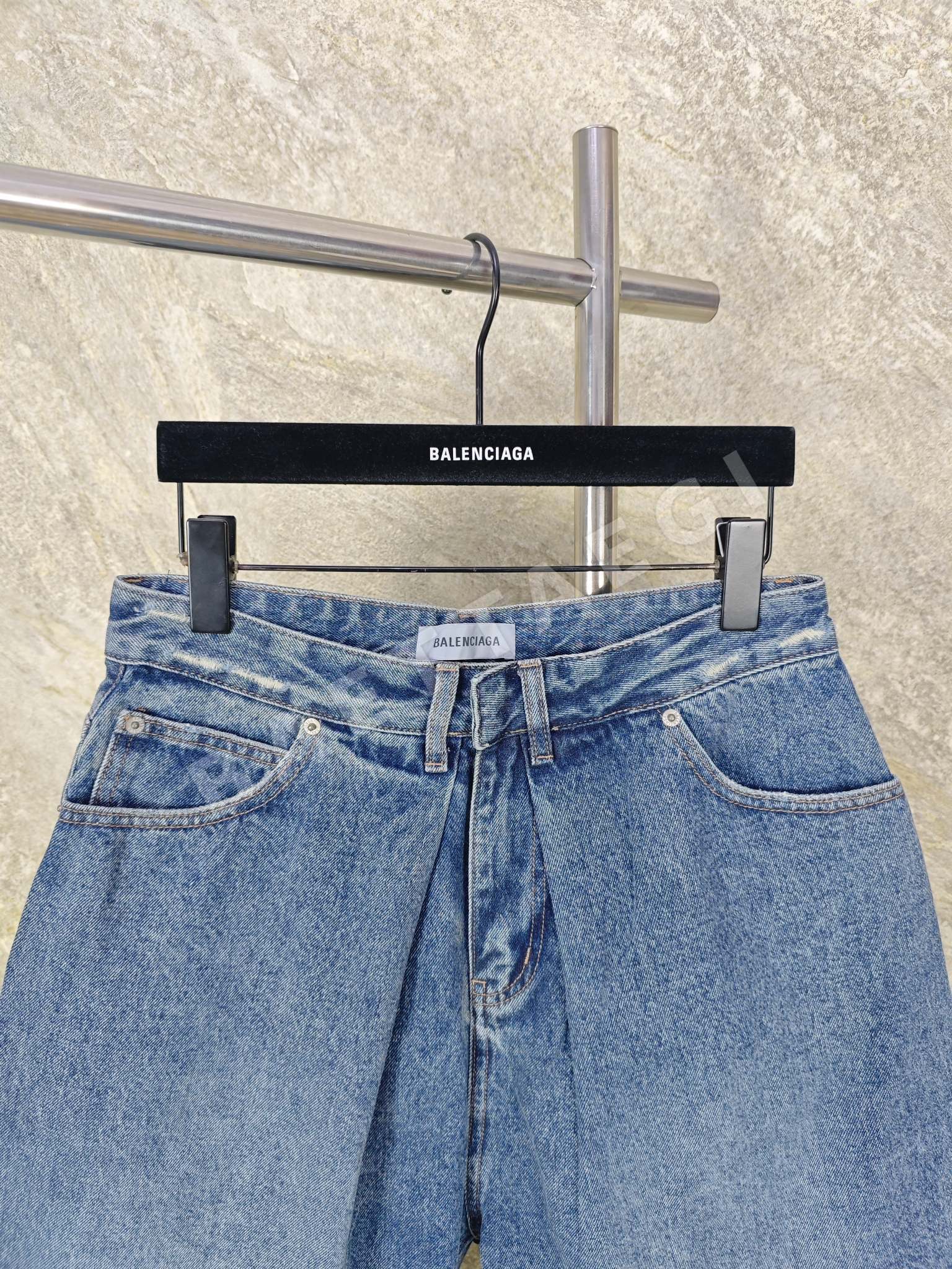 발렌시아가 접이식 구조 남성 데님 반바지 상세 이미지 3