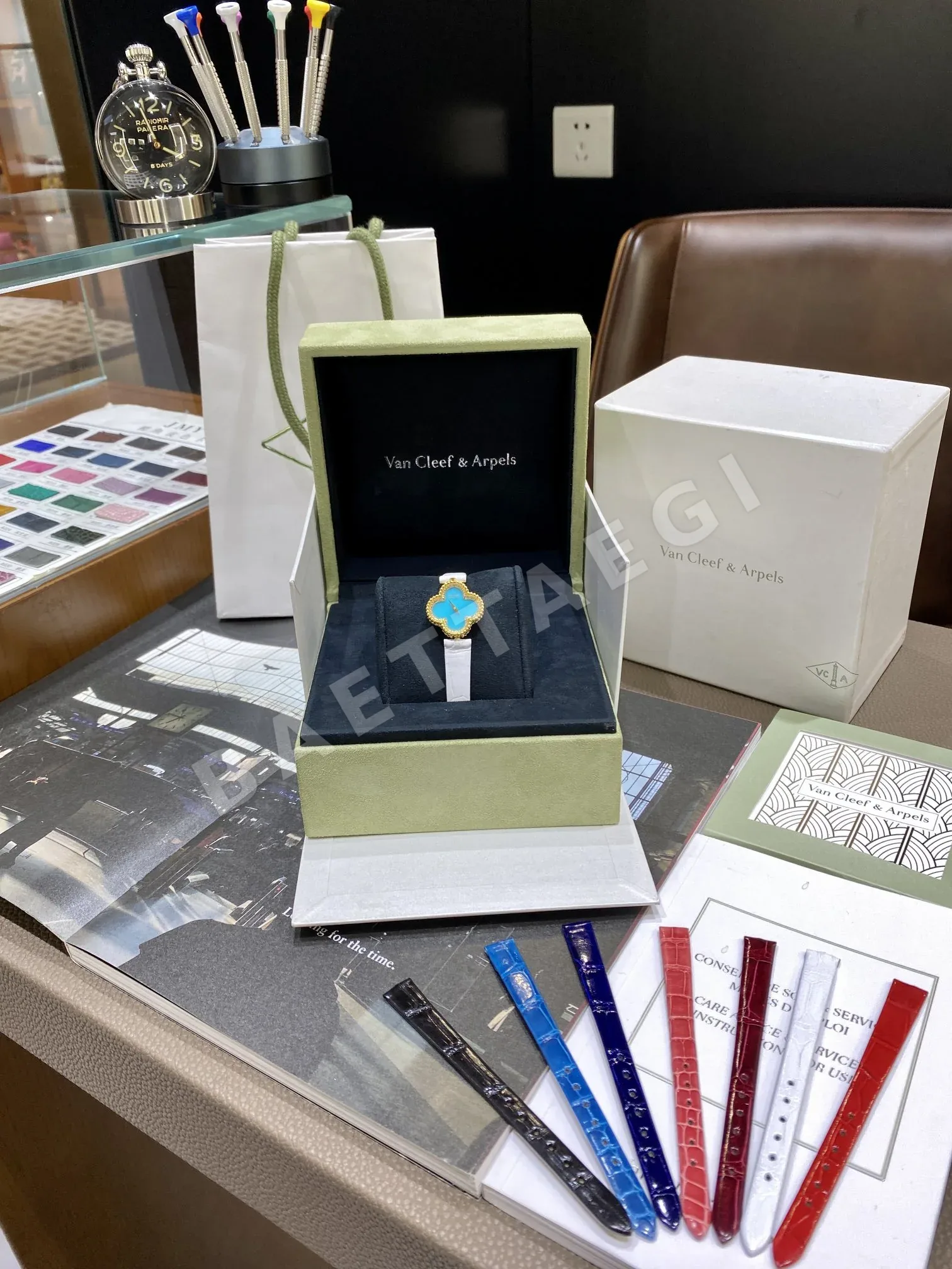 반클리프 아펠 스위트 알함브라 쿼츠 다이아 골드 오닉스 자개 여성 시계 레플리카 44958 Van Cleef & Arpels