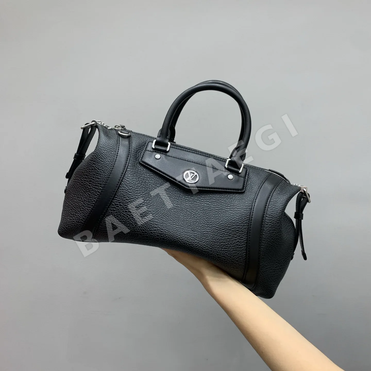 루이비통 로메가 미디엄 모터사이클 가방 M14700 38609