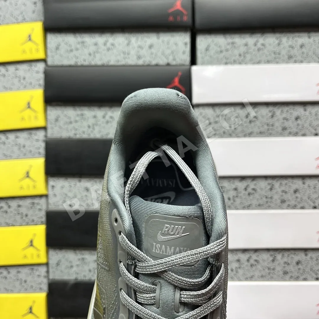 나이키 [CG] 보메로 프리미엄 IR1988-084 201988 Nike Vomero Premium Isamaya Run Forever 상세 이미지 4