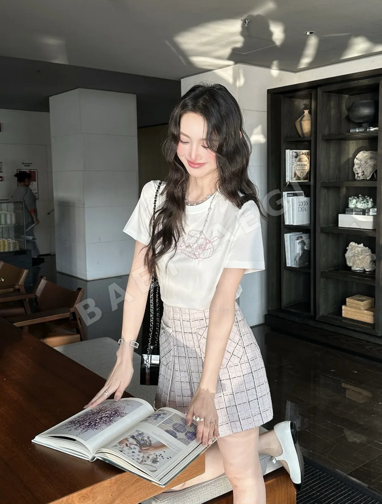 샤넬 핑크 자수 여성 반팔 티셔츠 상세 이미지 16