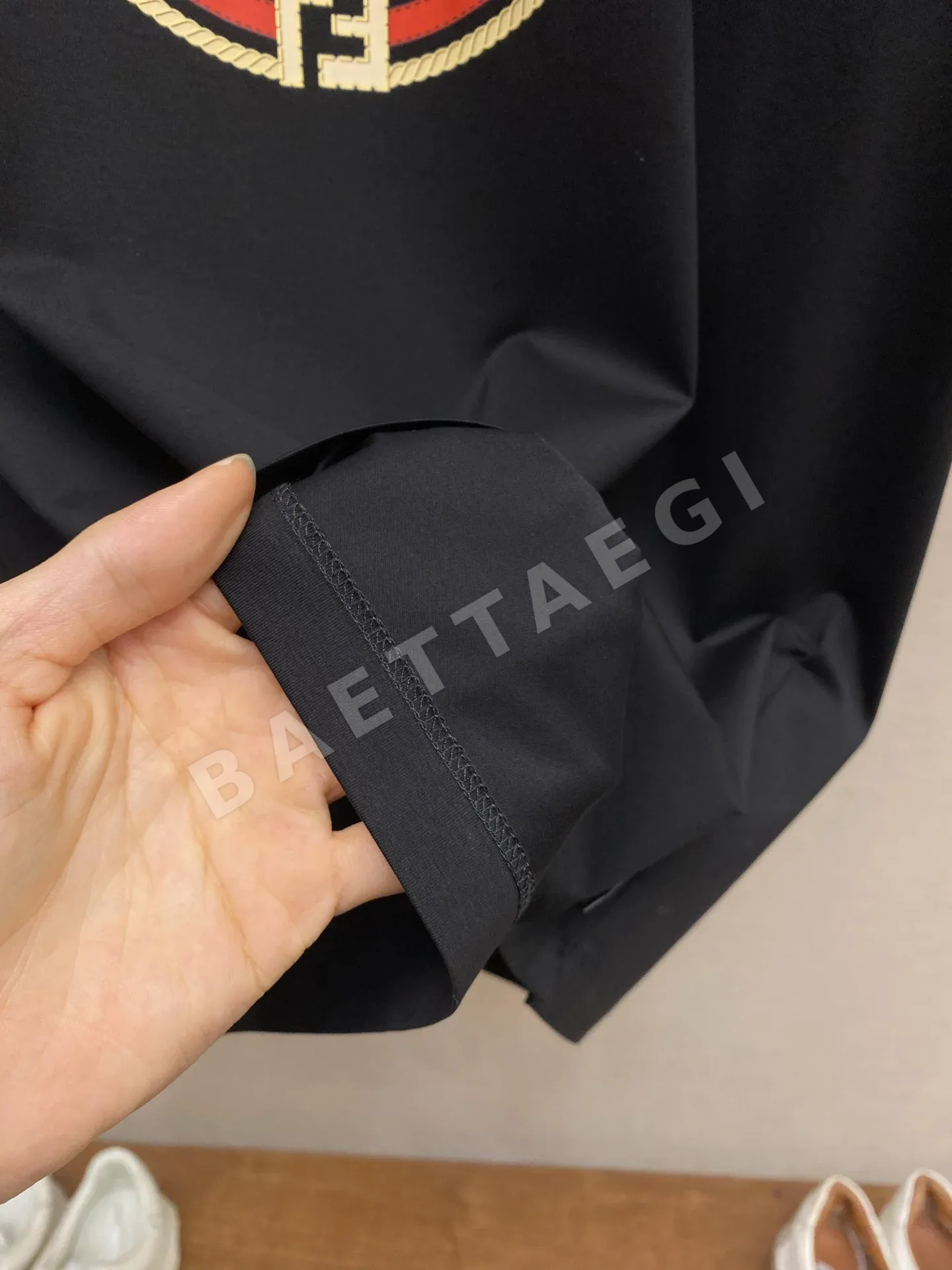 펜디 로고 프린트 스트레치 코튼 반팔 티셔츠 상세 이미지 8