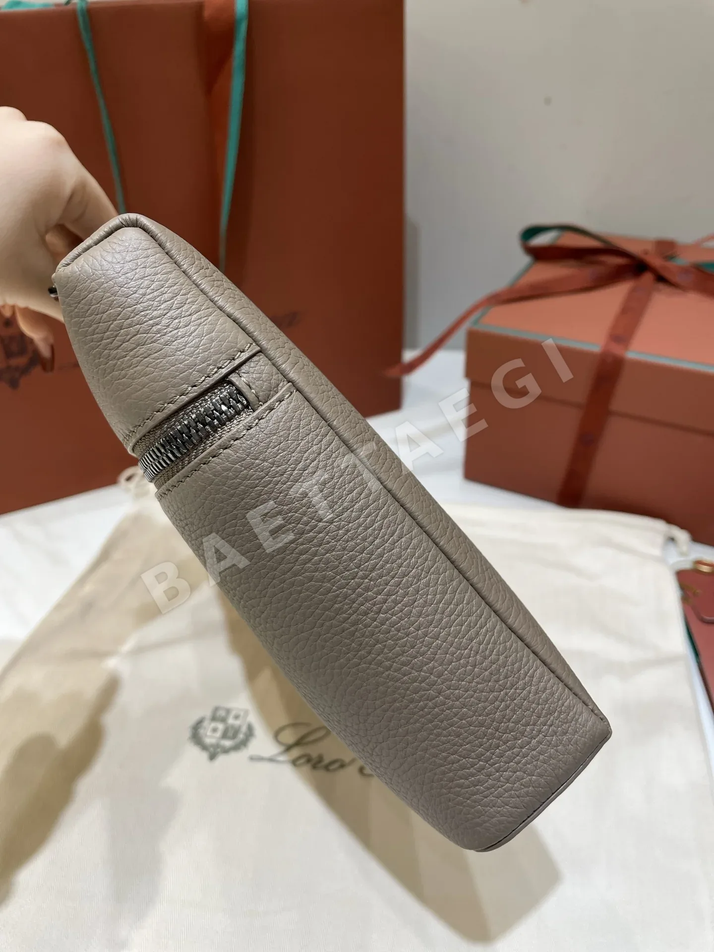 로로피아나 런치박스 가죽 크로스백 상세 이미지 6