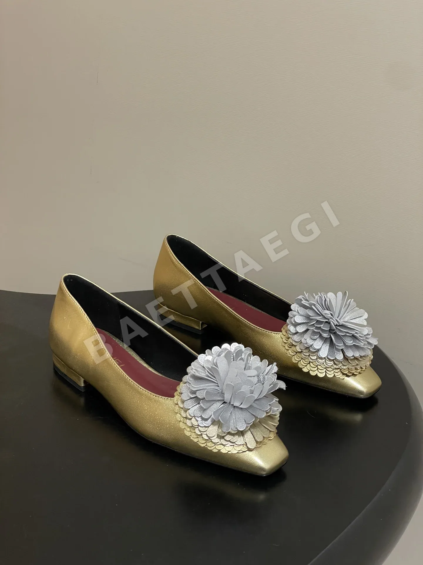 샤넬 카멜리아 장식 백스트랩 플랫 샌들 104976