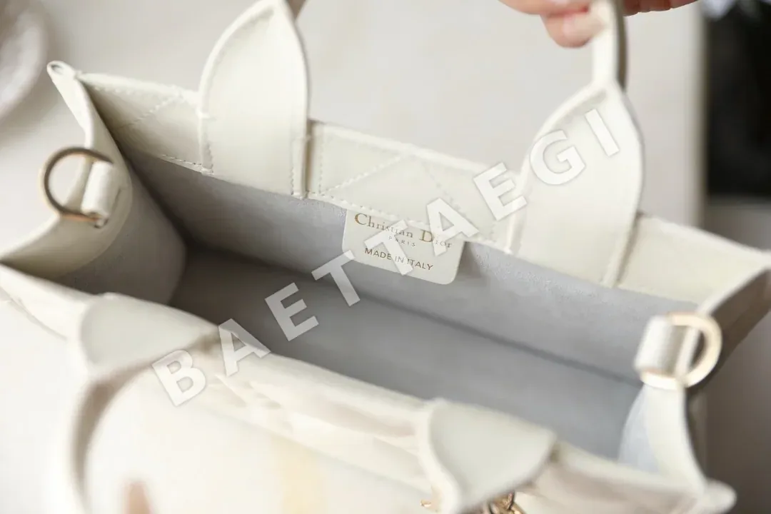 디올 오버사이즈 카나쥬 미니 송아지가죽 가방 상세 이미지 8