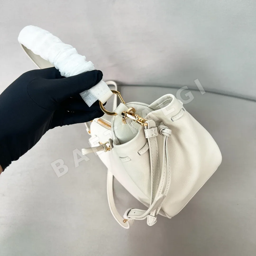프라다 에이미 언더암 호보백 가죽 가방 1BC296 상세 이미지 3