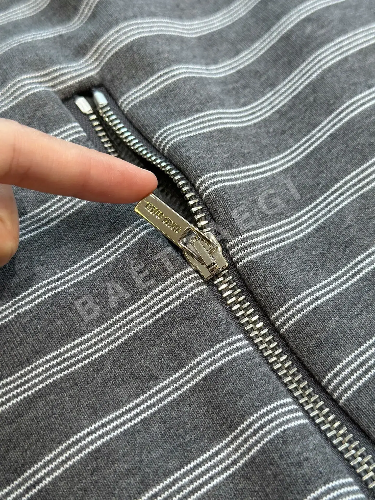 미우미우 스트라이프 코튼 오버사이즈 자켓 상세 이미지 6