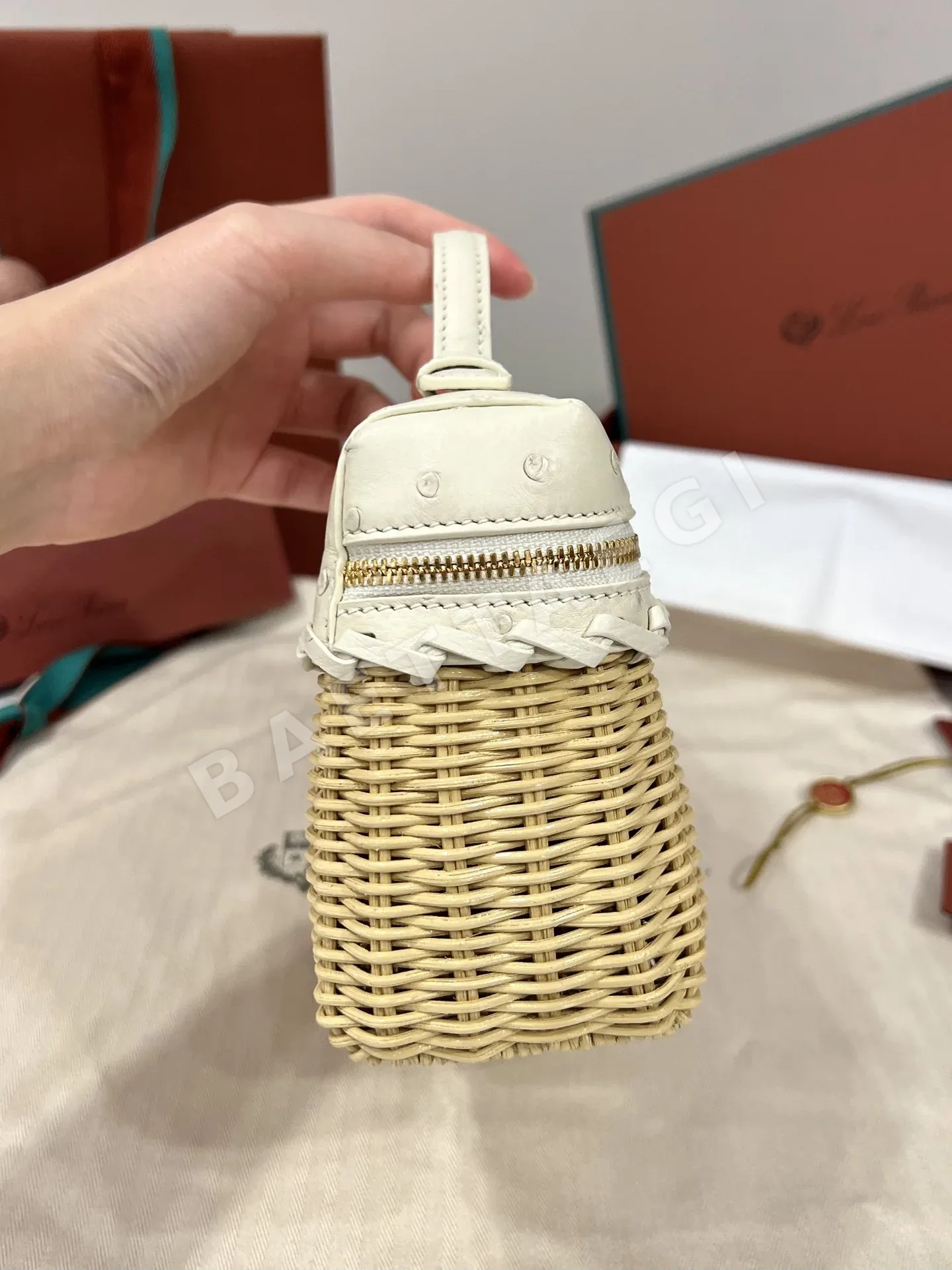 로로피아나 대나무 짜임 타조 가죽 핸드백 상세 이미지 4