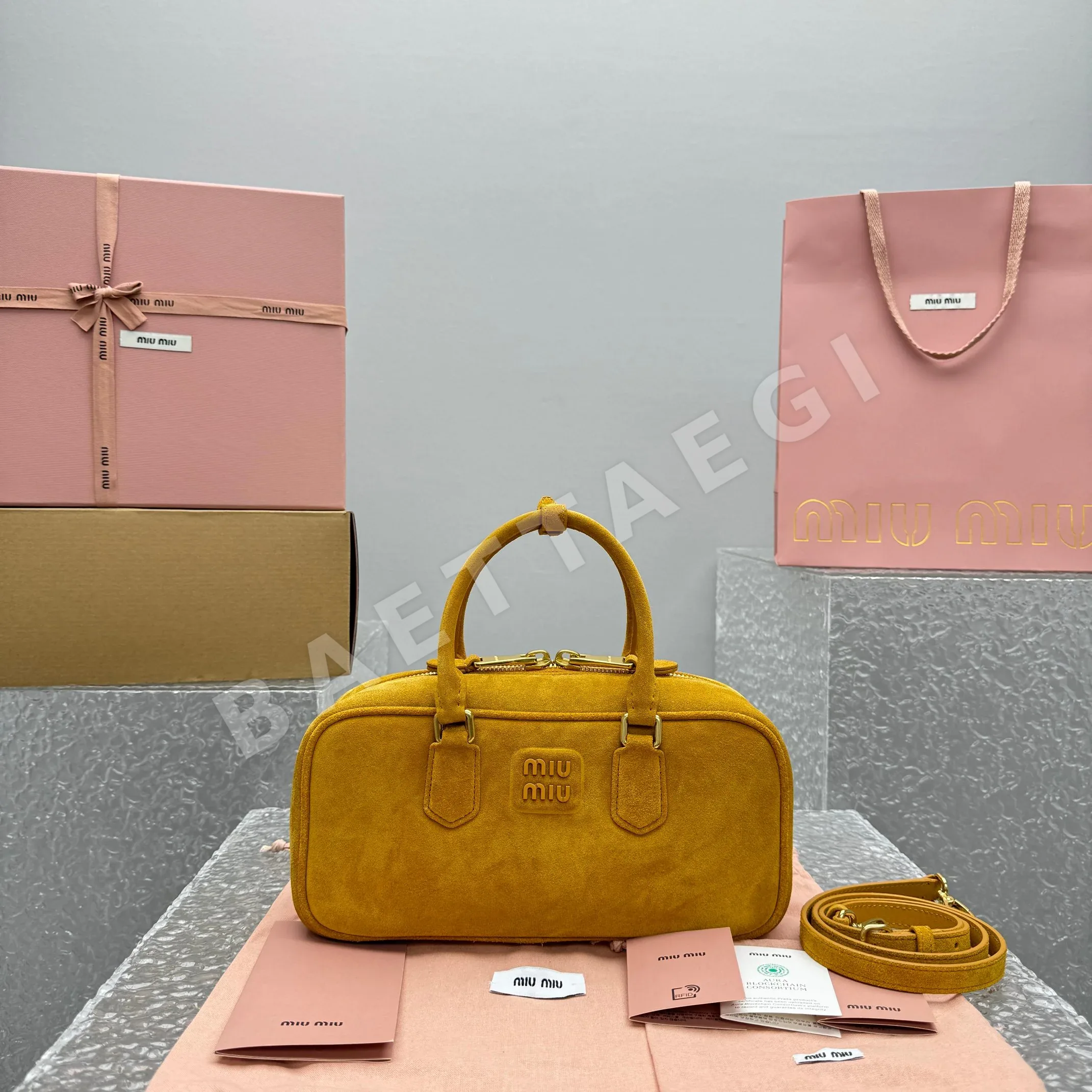 미우미우 프로스트 펌킨 스웨이드 토트백 68293