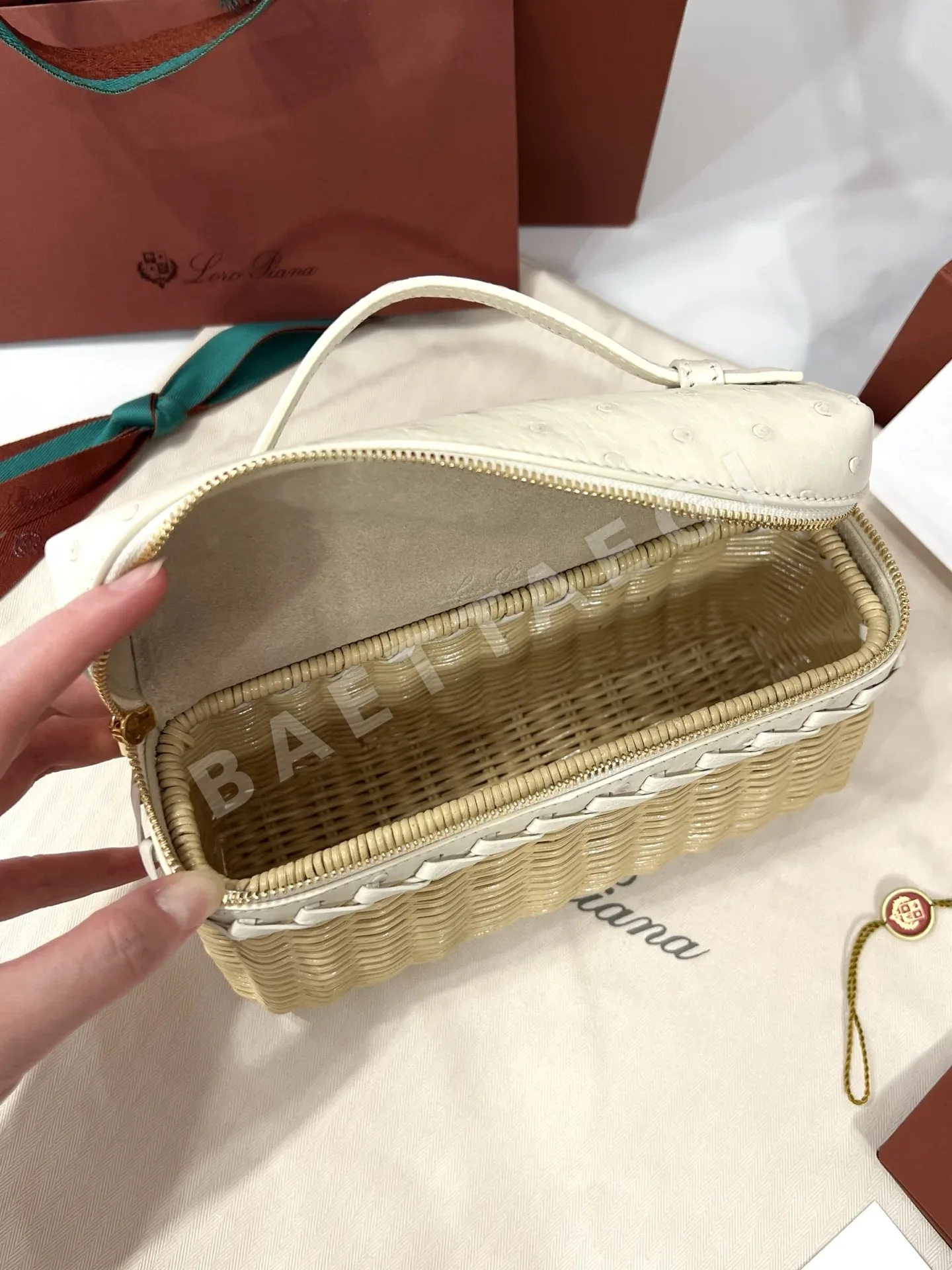 로로피아나 대나무 짜임 타조 가죽 핸드백 상세 이미지 6