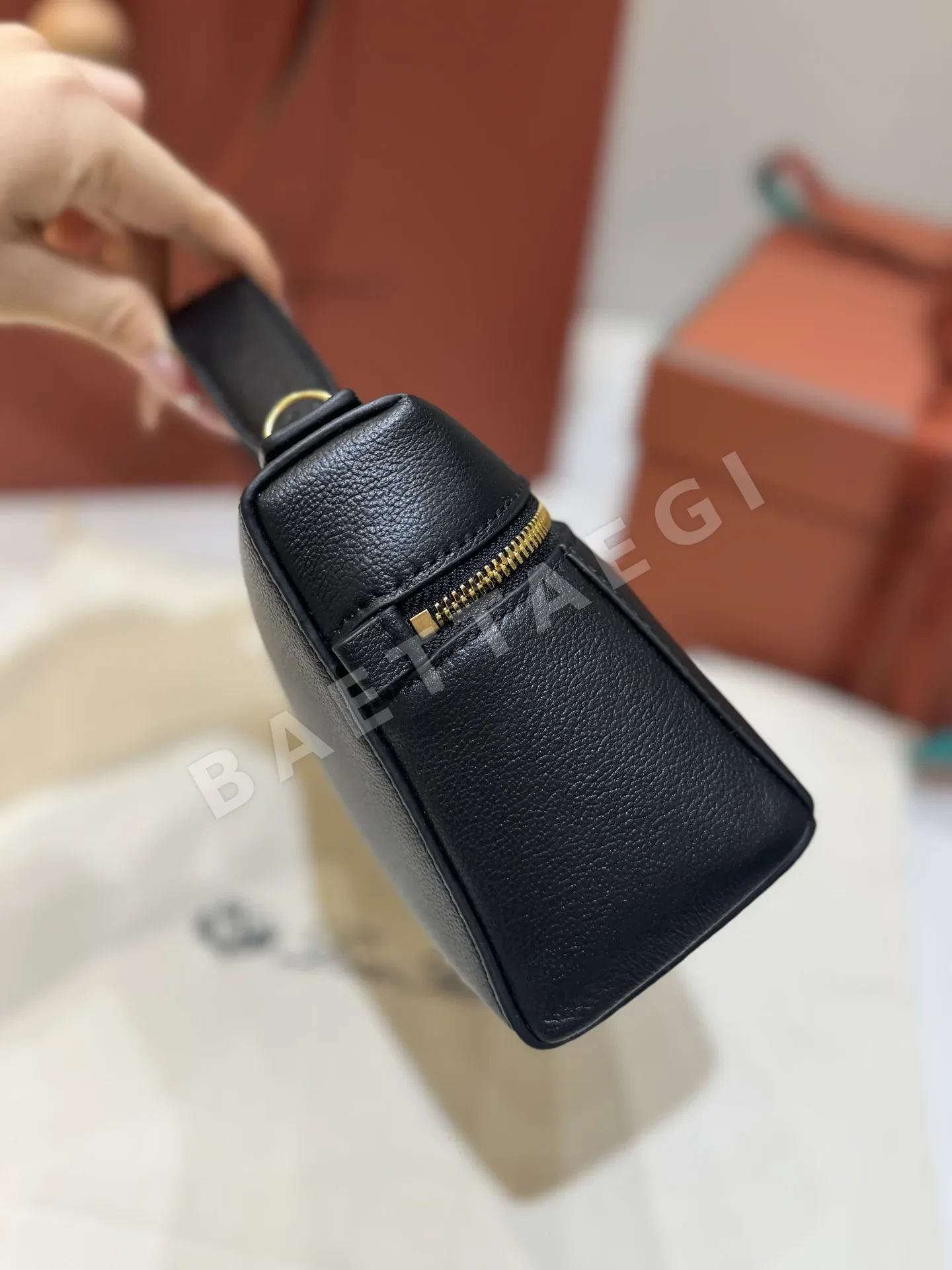 로로피아나 라이스 텍스처 새들 가죽 핸드백 상세 이미지 4