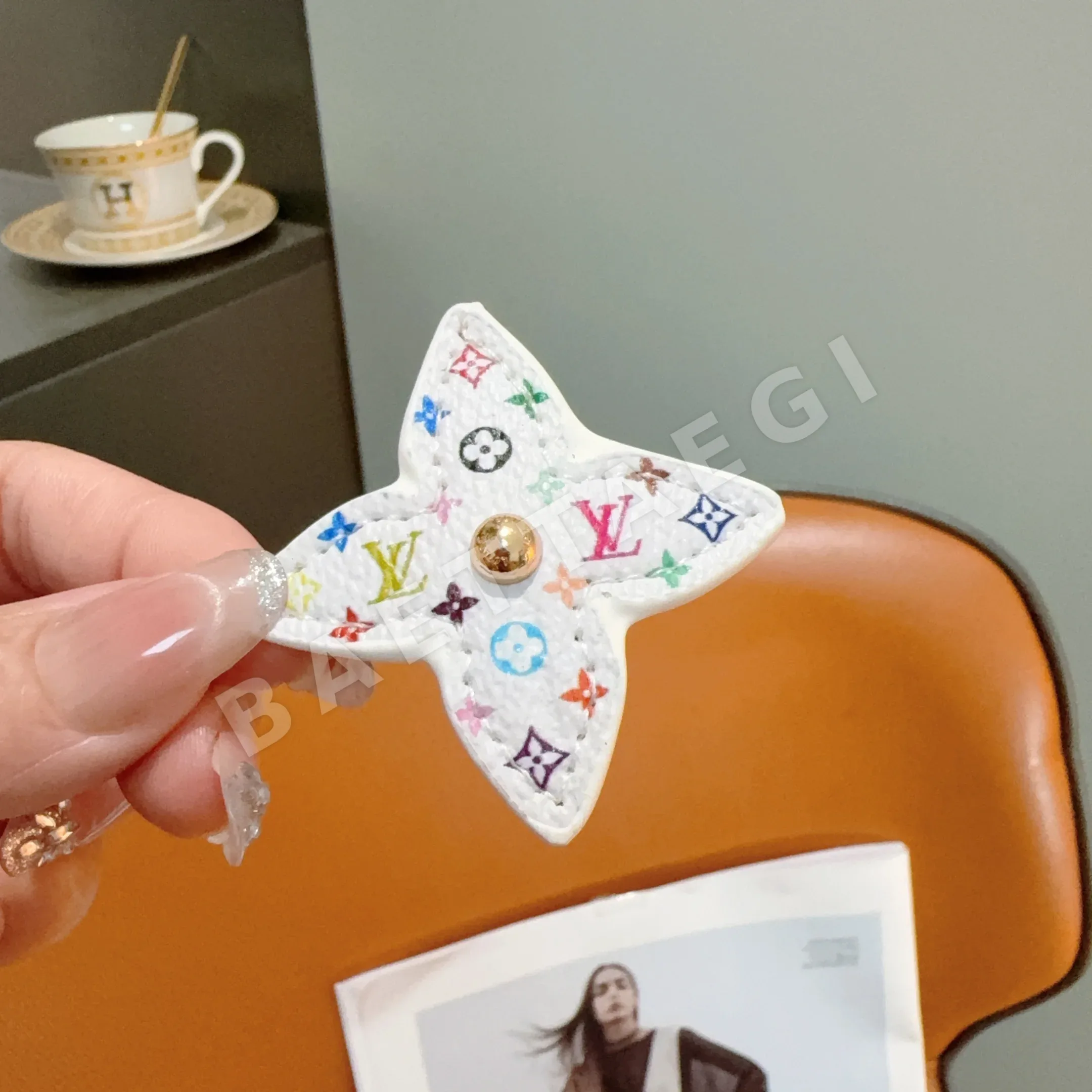 루이비통 모노그램 네잎 클로버 헤어 클립 상세 이미지 2