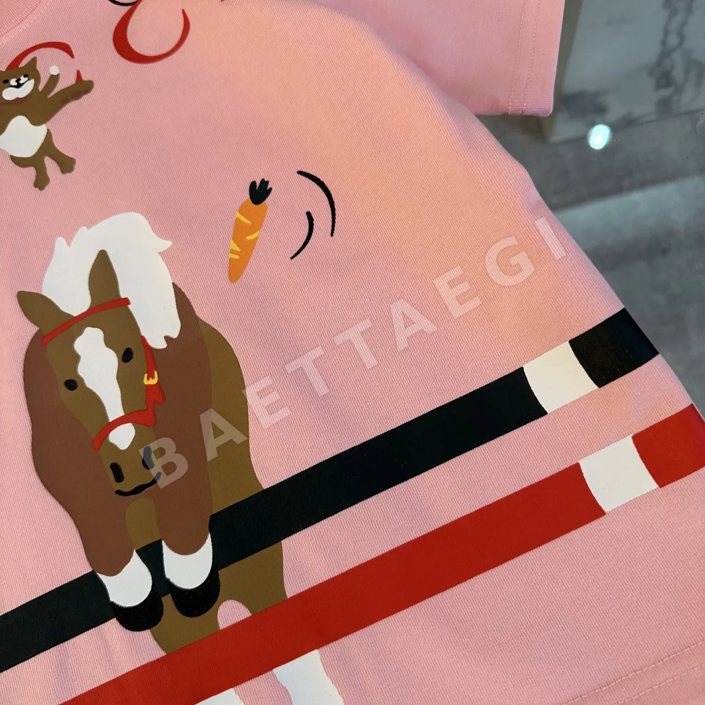 구찌 GUCCI* *Qi 2026 早春子供服 新作 半袖 新年プリント 発泡Tシャツ、オリジナル品質、230g ヘビーウェ 상세 이미지 4