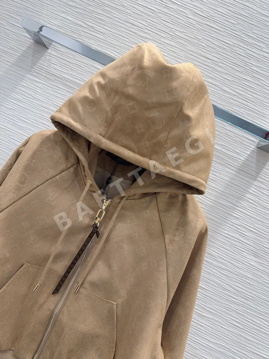 루이비통 엠보싱 후드 숏 자켓 상세 이미지 4