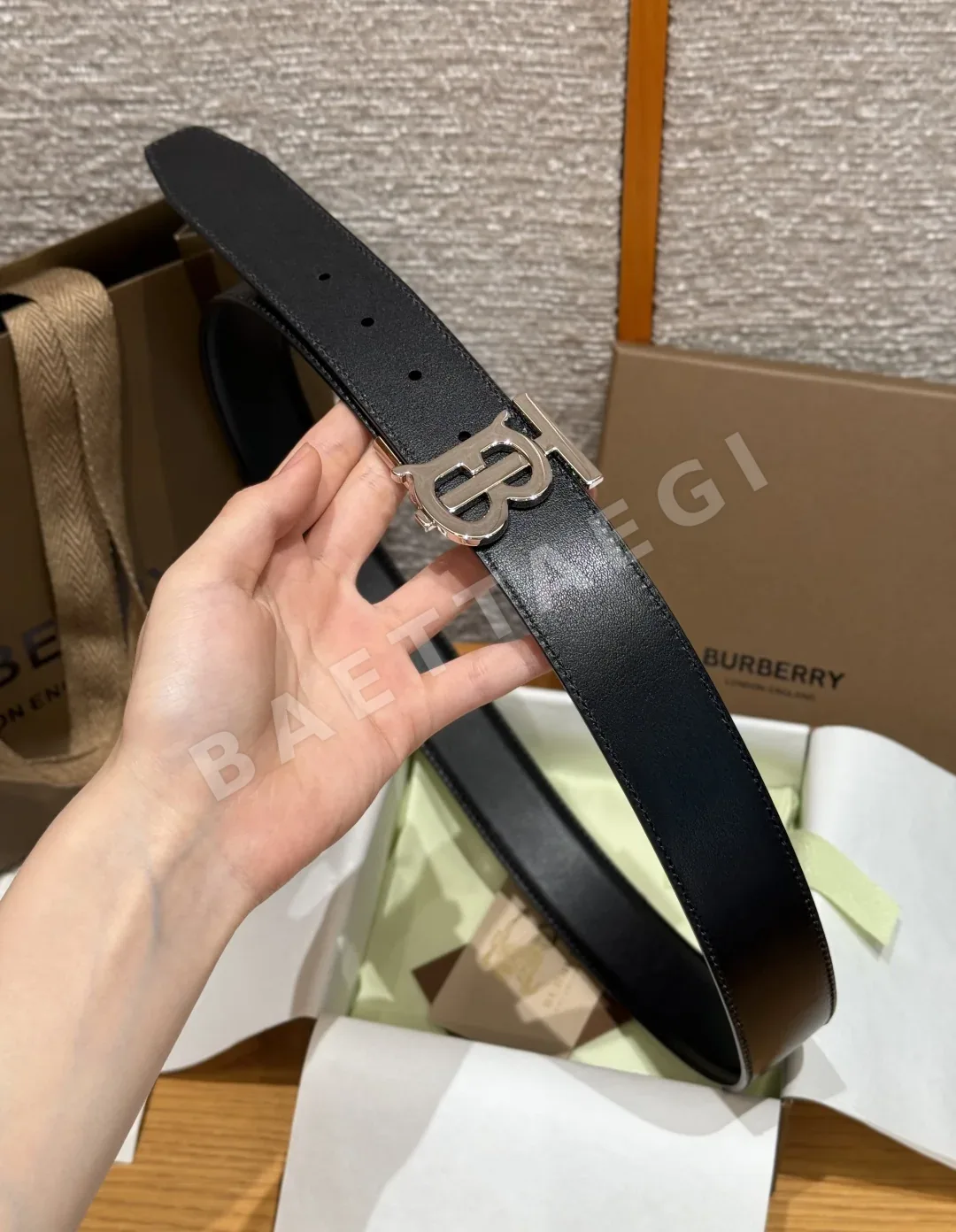 버버리 TB 로고 송아지가죽 벨트 35MM 상세 이미지 4