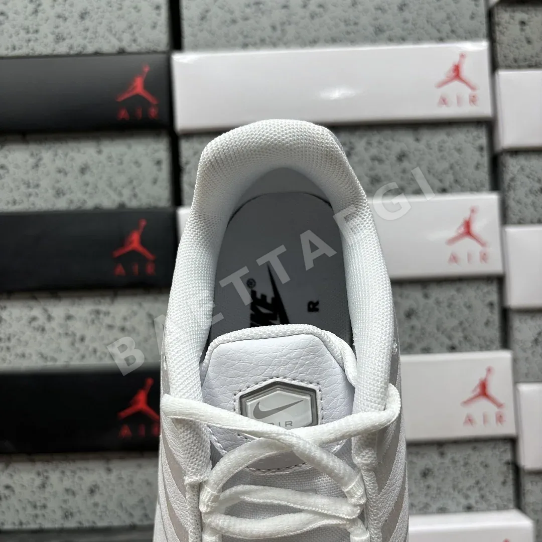 나이키 [DF] 에어 맥스 플러스 AJ2029-100 201710 Nike Air Max Plus Triple White 상세 이미지 9