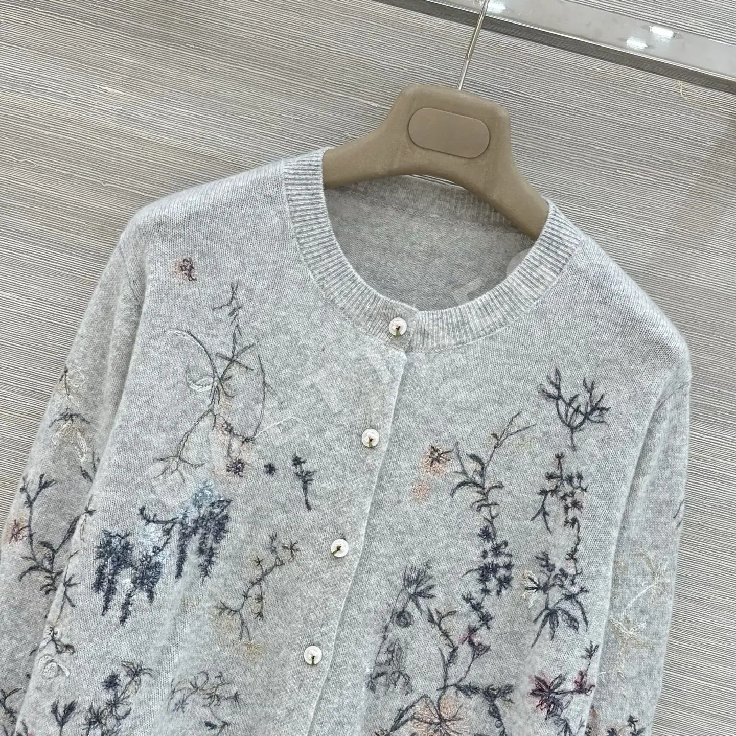 디올 꽃무늬 자수 캐시미어 가디건 상세 이미지 3