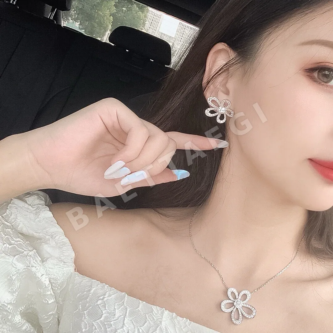 반클리프앤아펠 플라워 레이스 귀걸이 상세 이미지 4