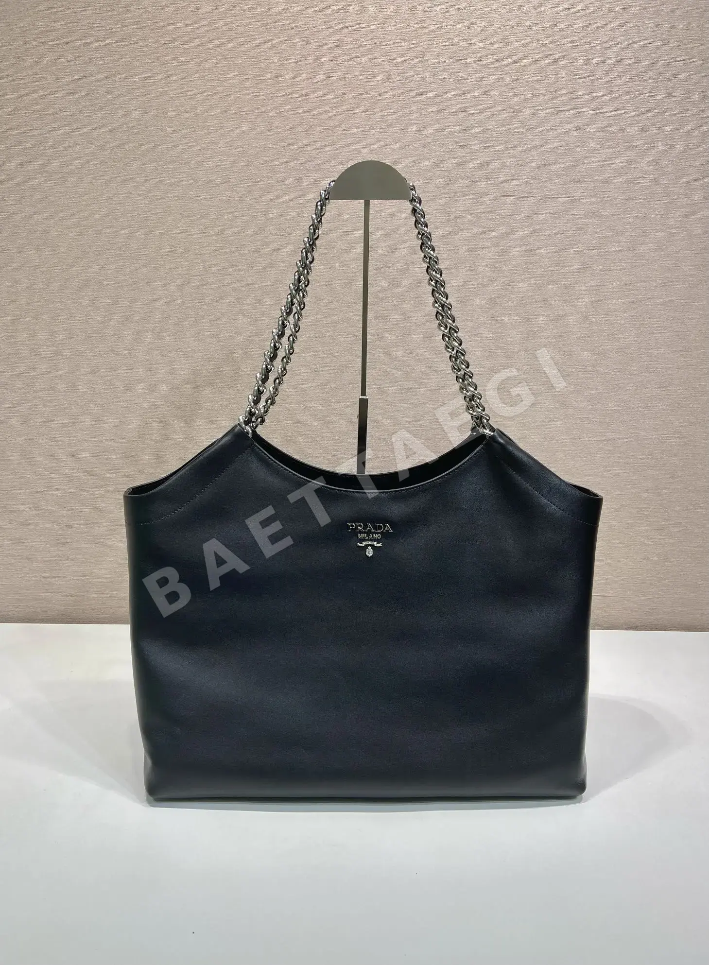 프라다 화이트 카프스킨 숄더백 1BA638