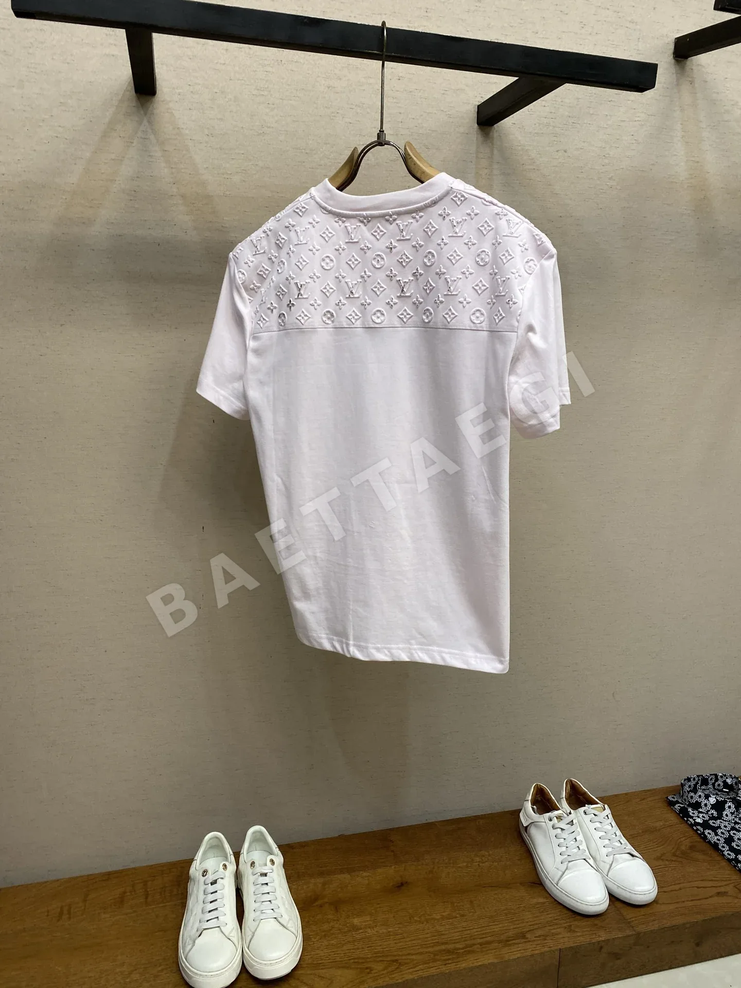 루이비통 LV 핫스탬핑 엠보스 반팔 티셔츠 상세 이미지 2