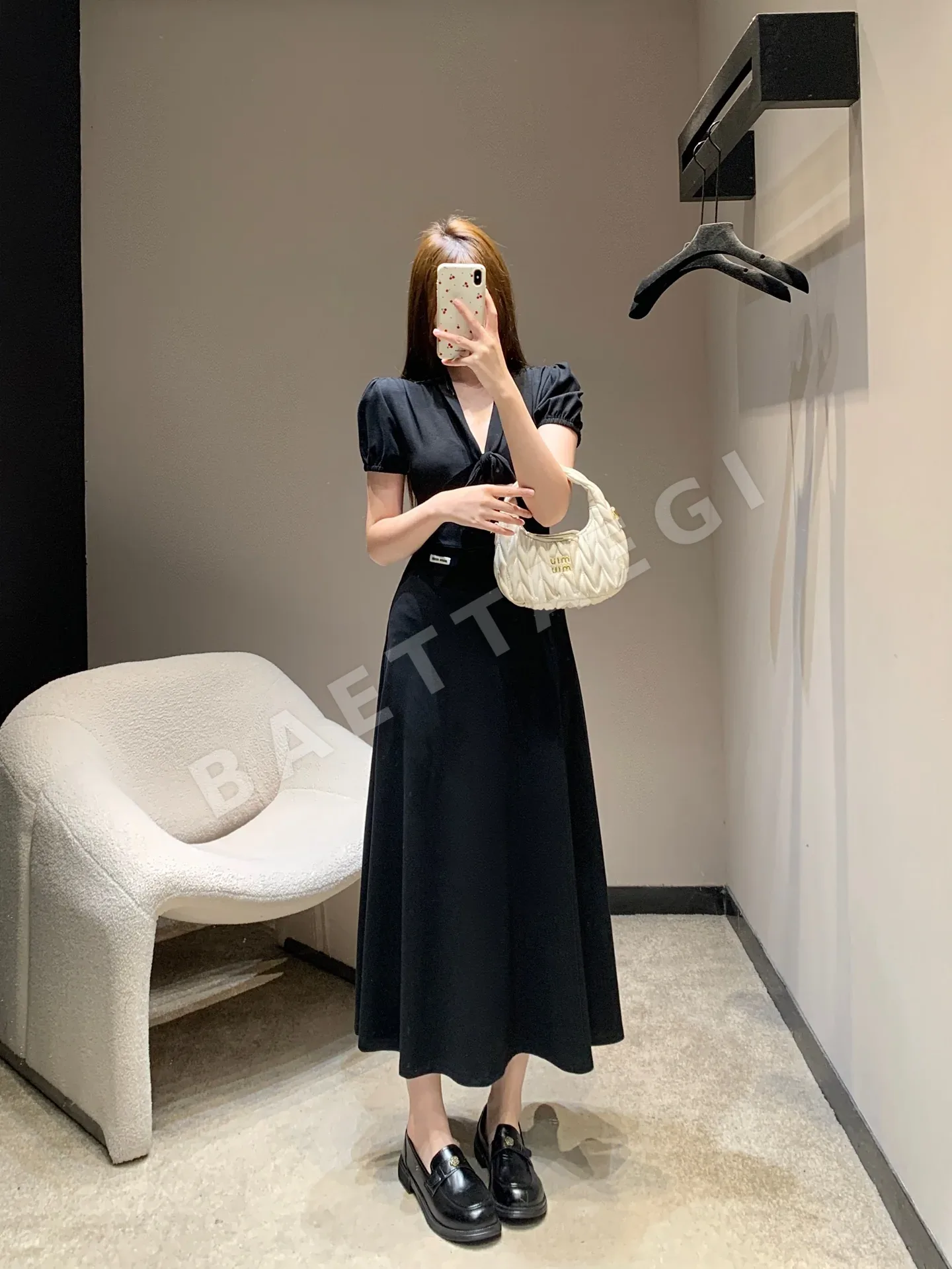 미우미우 브이넥 폴로 카라 퍼프소매 원피스 상세 이미지 4