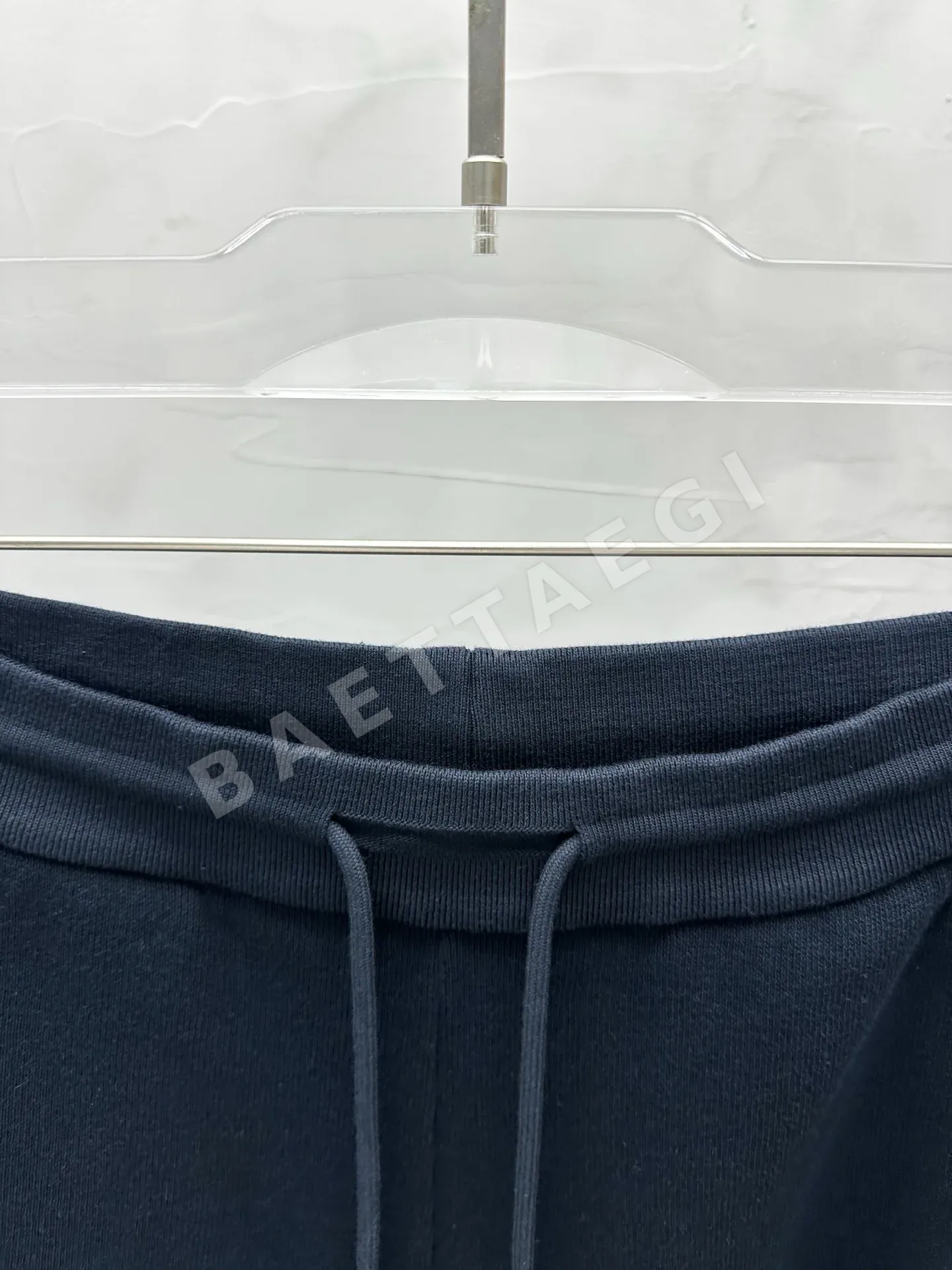 톰브라운 프렌치 립 3D 버블 자수 4바 스트라이프 남성 반바지 상세 이미지 4