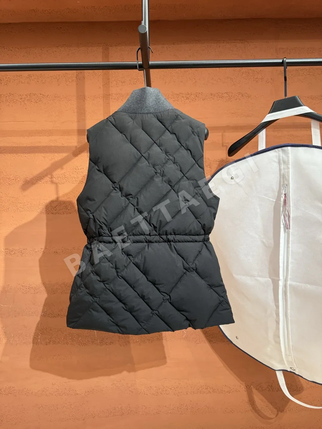 버버리 여성 화이트 덕다운 조끼 상세 이미지 8